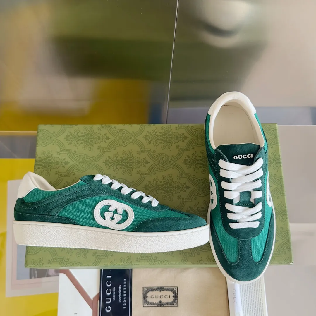 👟👟Ex-factory price 520👟👟Gucci Gucci's latest double G couple style casual sports shoes moral training shoes original purchase development and production production using innovative stitching technology to create a flowing texture like water. The leather design is paired with three-dimensional interlocking double-G leather patches and Gucci letter accessories, creating a free flowing texture of the entire shoe with a 3D effect. Fabric: Original custom imported first-layer cowhide. Lining: Original imported breathable mesh lining. Sole: Original molded T👟👟Ex-factory price U material. Size: 35-40# Men's model 39-45#